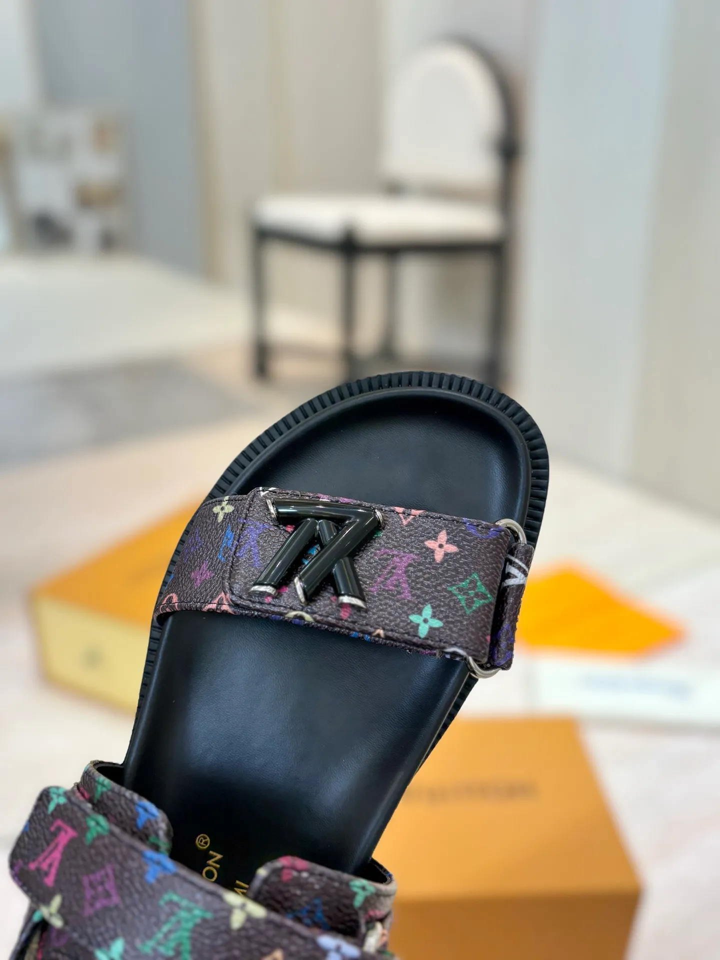 👟👟Ex-factory price 460👟👟 LV 2025 spring and summer new products 🥰 Popular LV donkey brand counters Embossed logo embossed sandals This Pool Pillow Comfort flat sandals are made of technical fabrics and use high-frequency embossing technology to reinterpret the Monogram pattern. Soft padded upper with adjustable Velcro, comfortable and tough insole adds harmonious colors 👍New hard goods, purchasing agent level! Full of high-end feel! A popular model among bloggers at home and abroad, it’s retro and fashionable and looks amazing on your feet! The official website's main recommendation 👍👍 ✅ Upper: waterproof special original fabric ✅ Inner lining: imported mixed sheepskin ✅ Outsole: original molded foam outsole ✅ Number of sizes: women's size 35-45 (women's size 41 men's 38.45, custom-made, non-refundable) ✅ Packaging: full set of drawer boxes ​